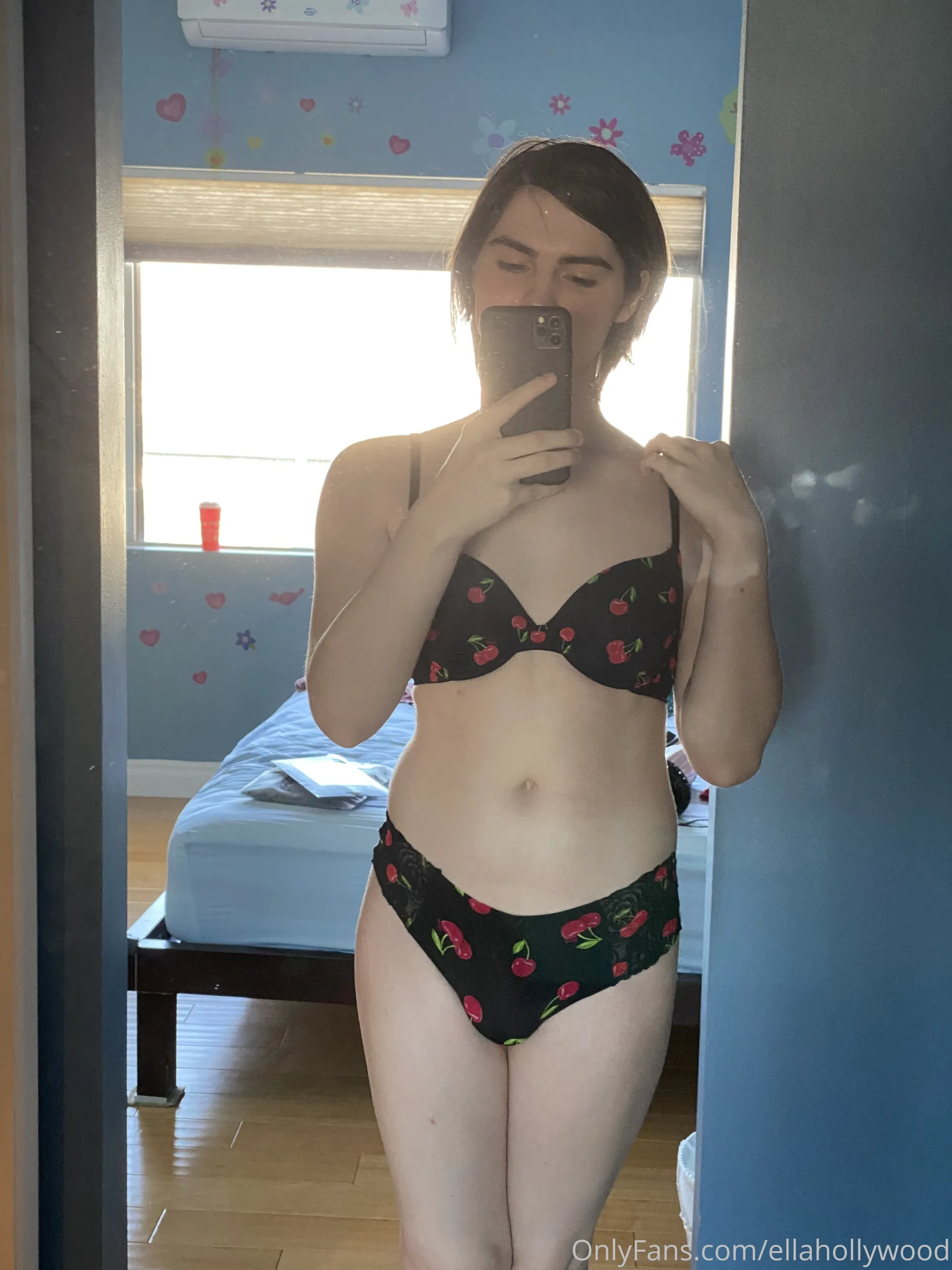 Ella Hollywood camshow