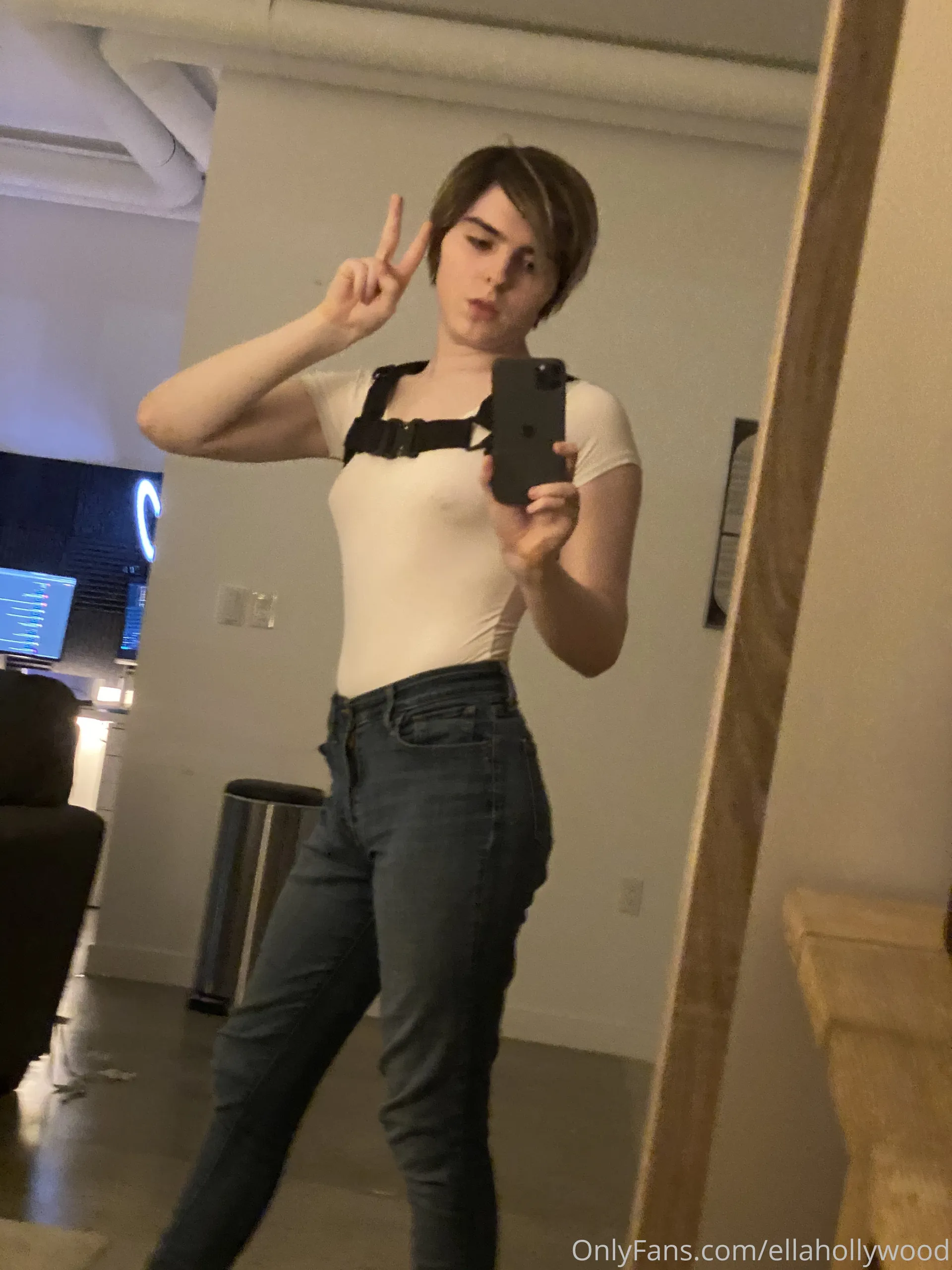 Ella Hollywood camshow