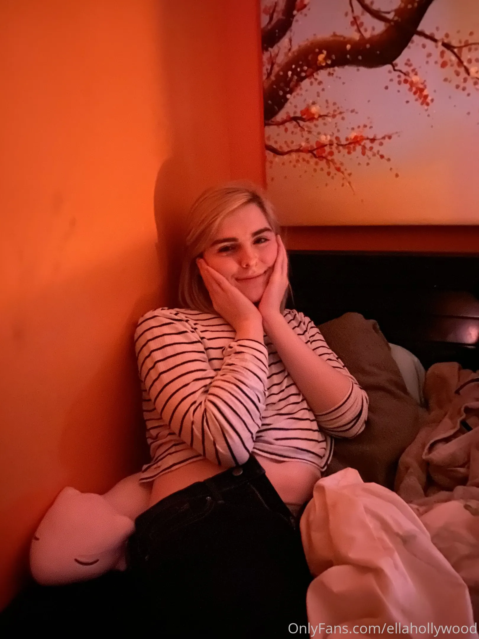 Ella Hollywood camshow