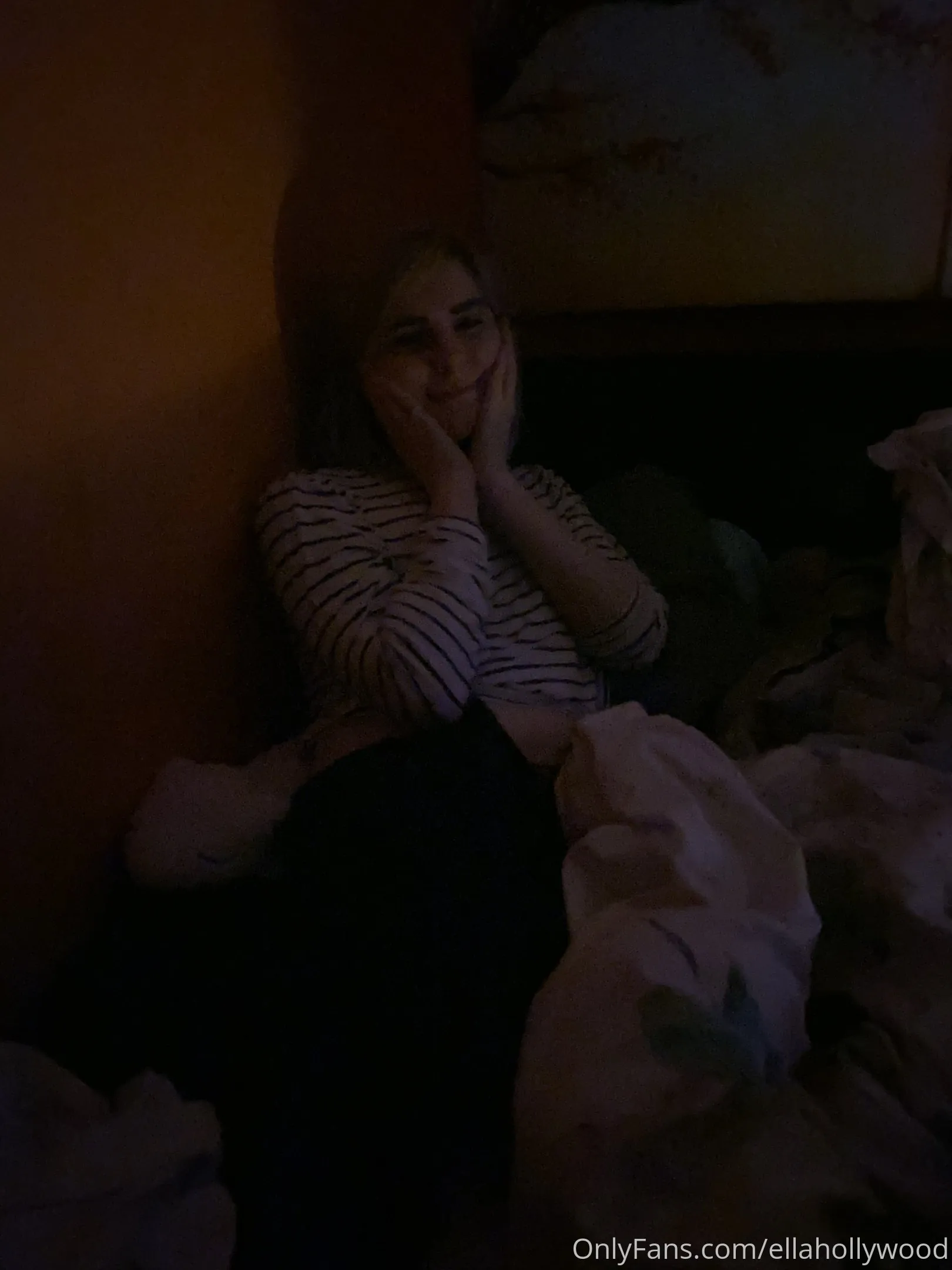 Ella Hollywood camshow