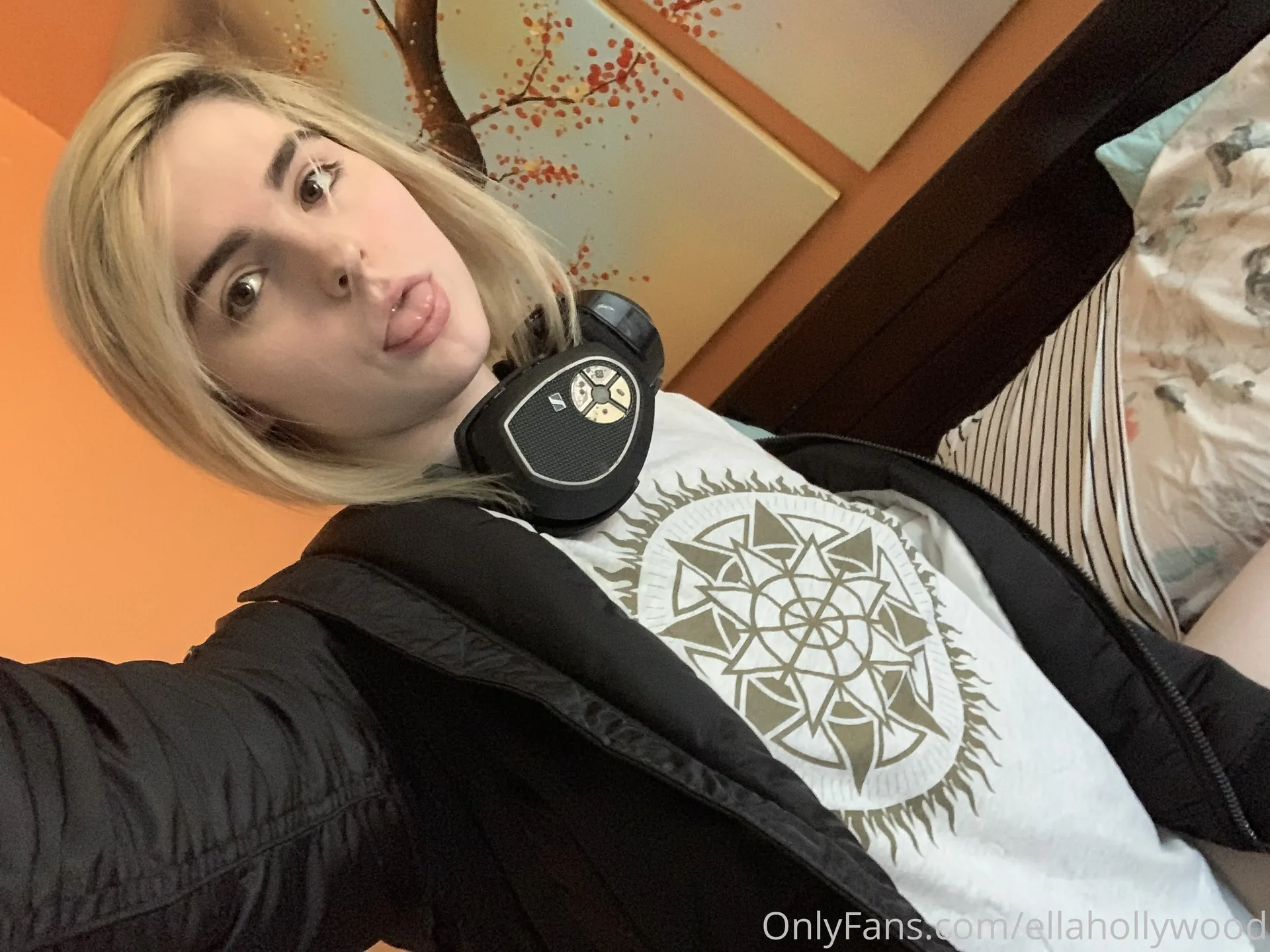 Ella Hollywood camshow