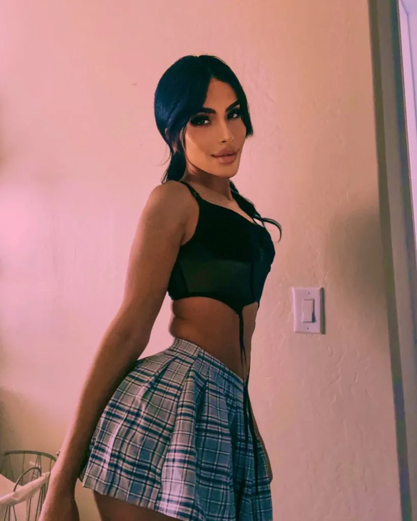 Avery Lust camshow