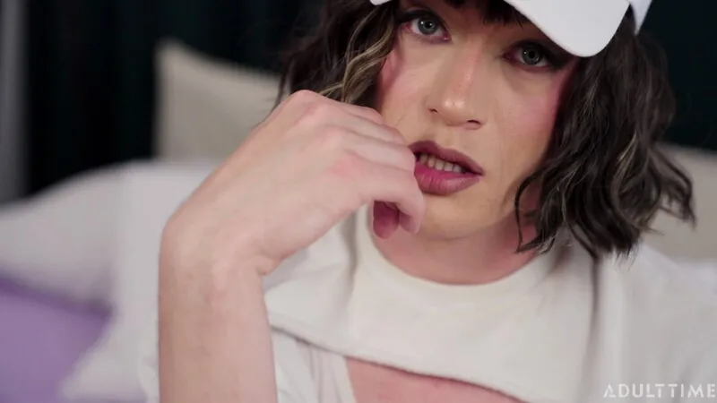 Femboyish camshow