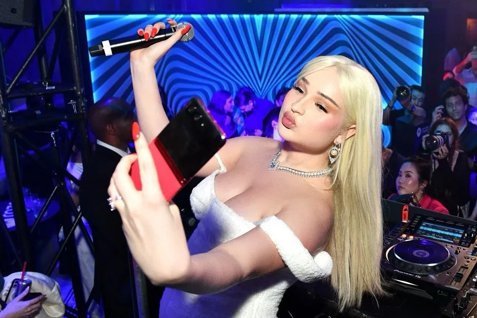 Kim Petras camshow