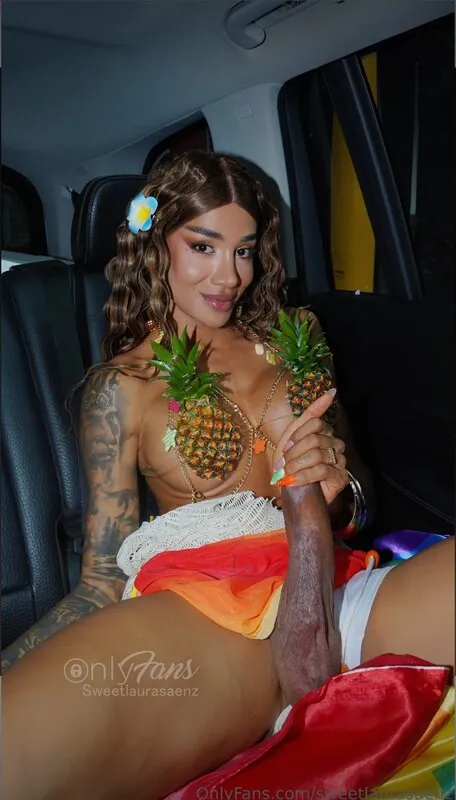 Laura Saenz — 5 new photos & trans leaks