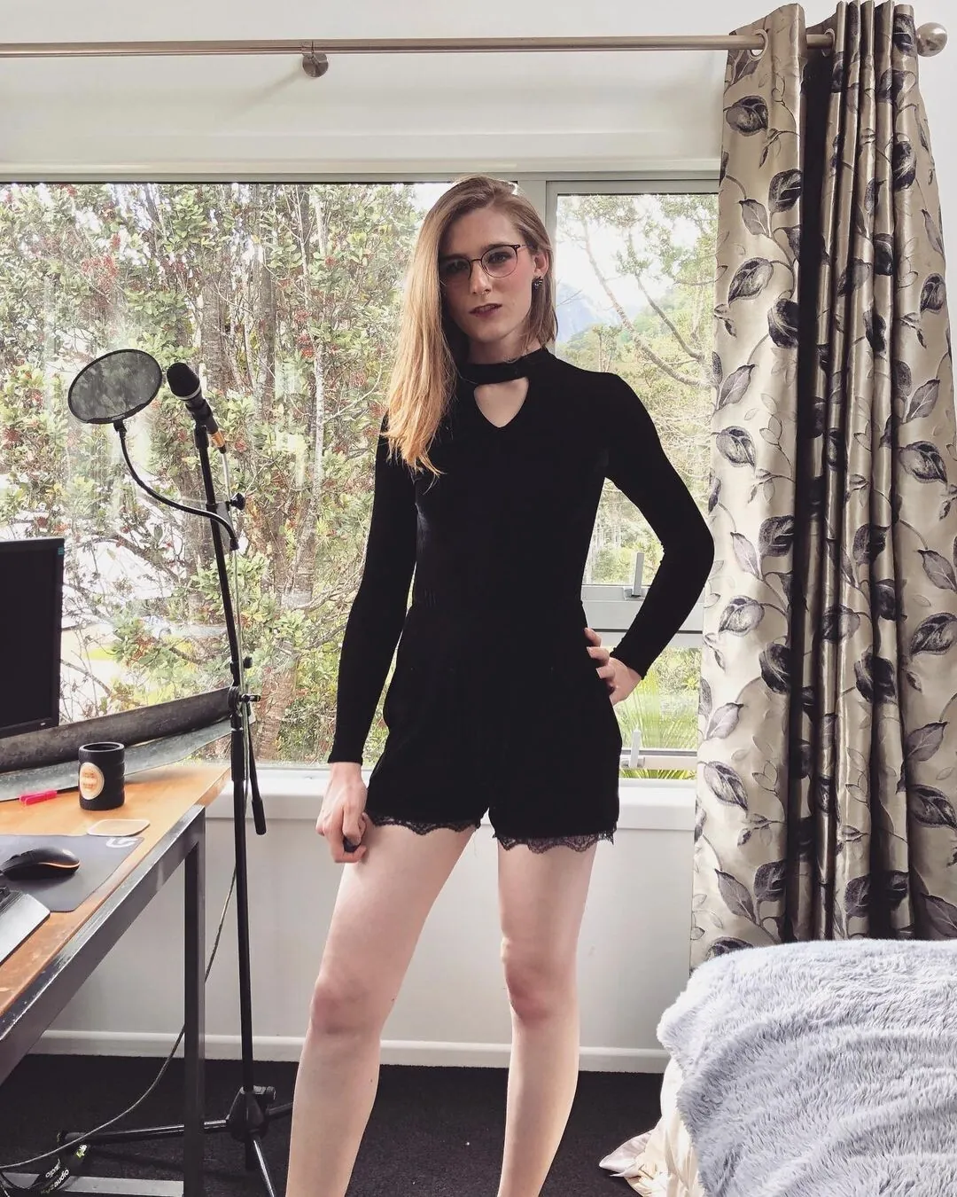 Alice in Wonder1and camshow