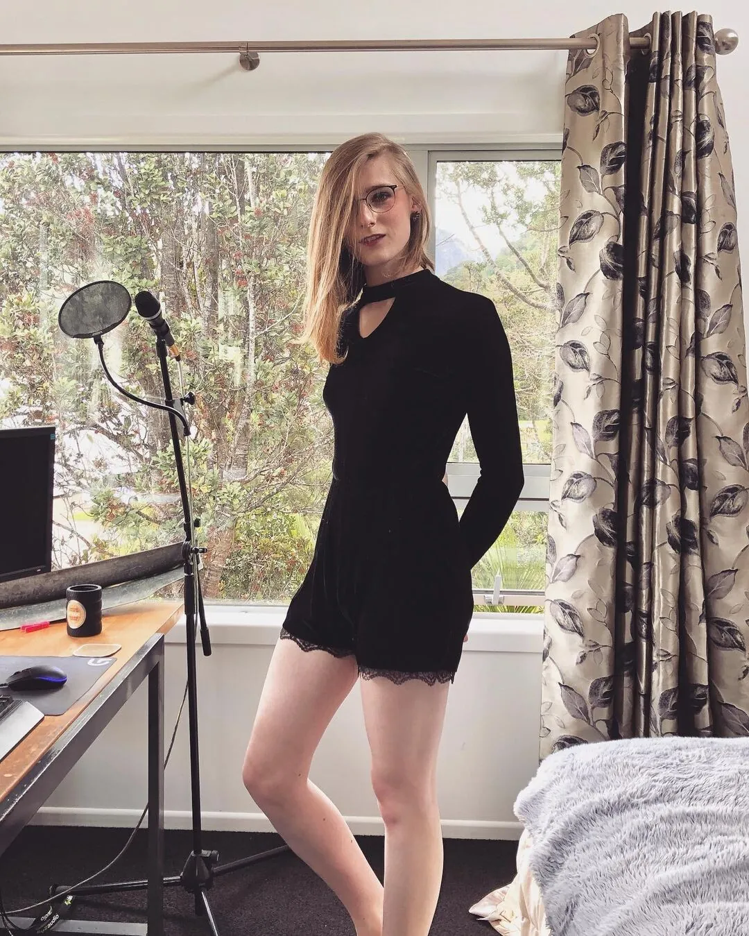 Alice in Wonder1and camshow